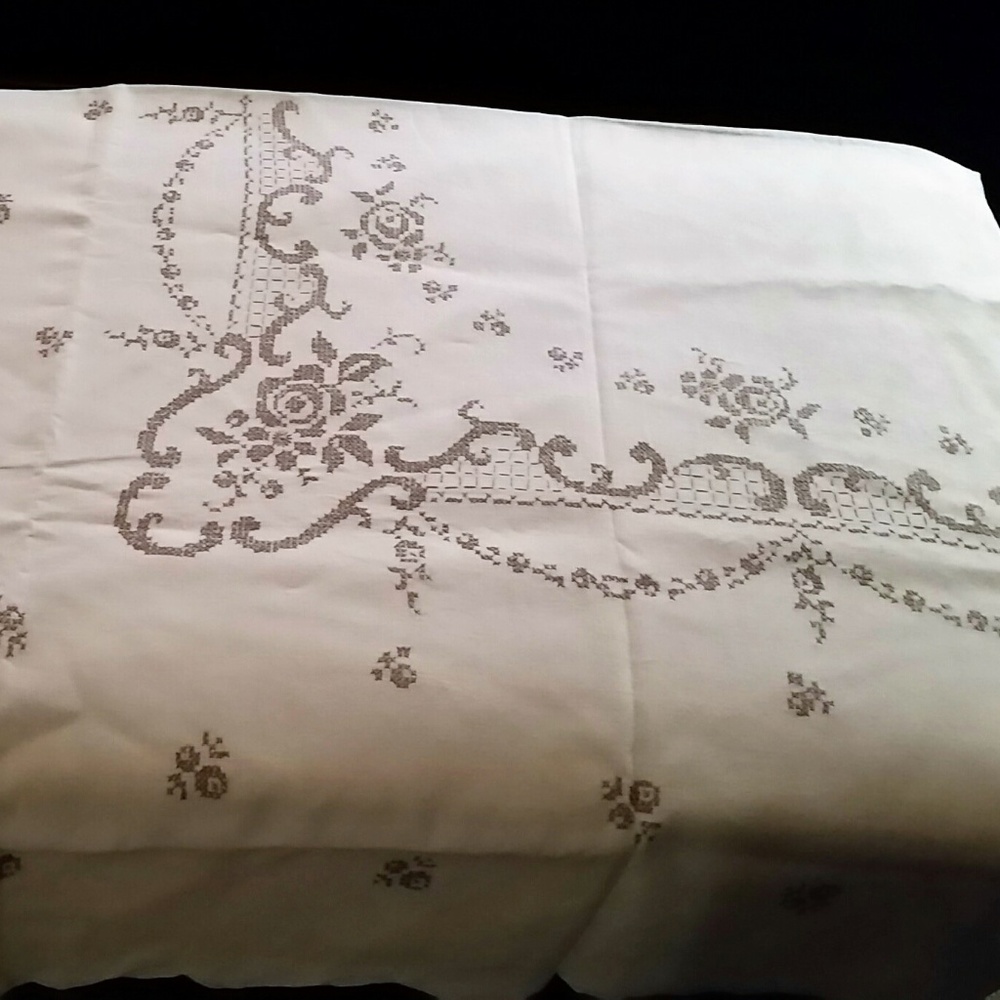 Vintage Linen Tablecloth and Matching Napkins